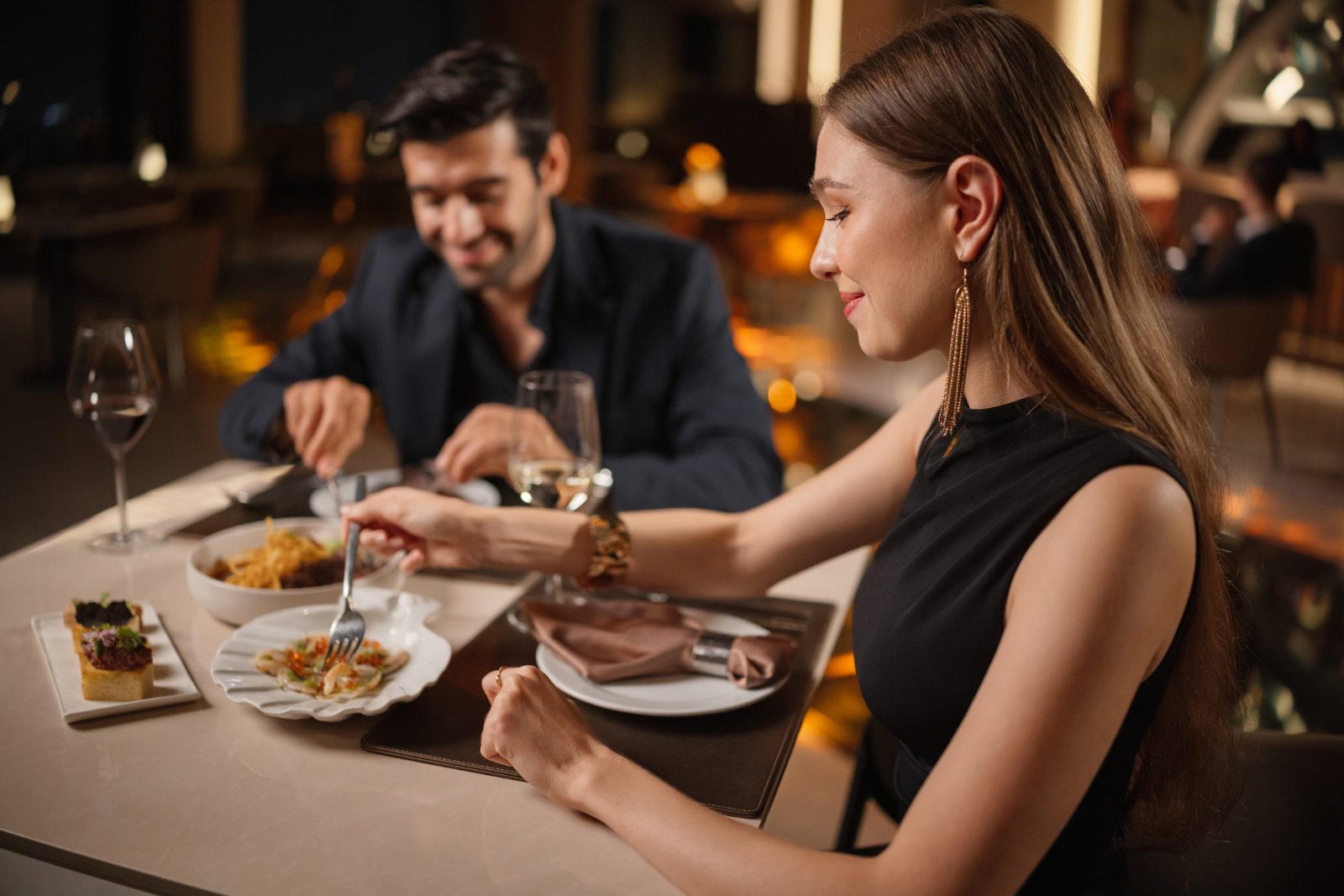 Gäste beim festlichen Menü im Restaurant